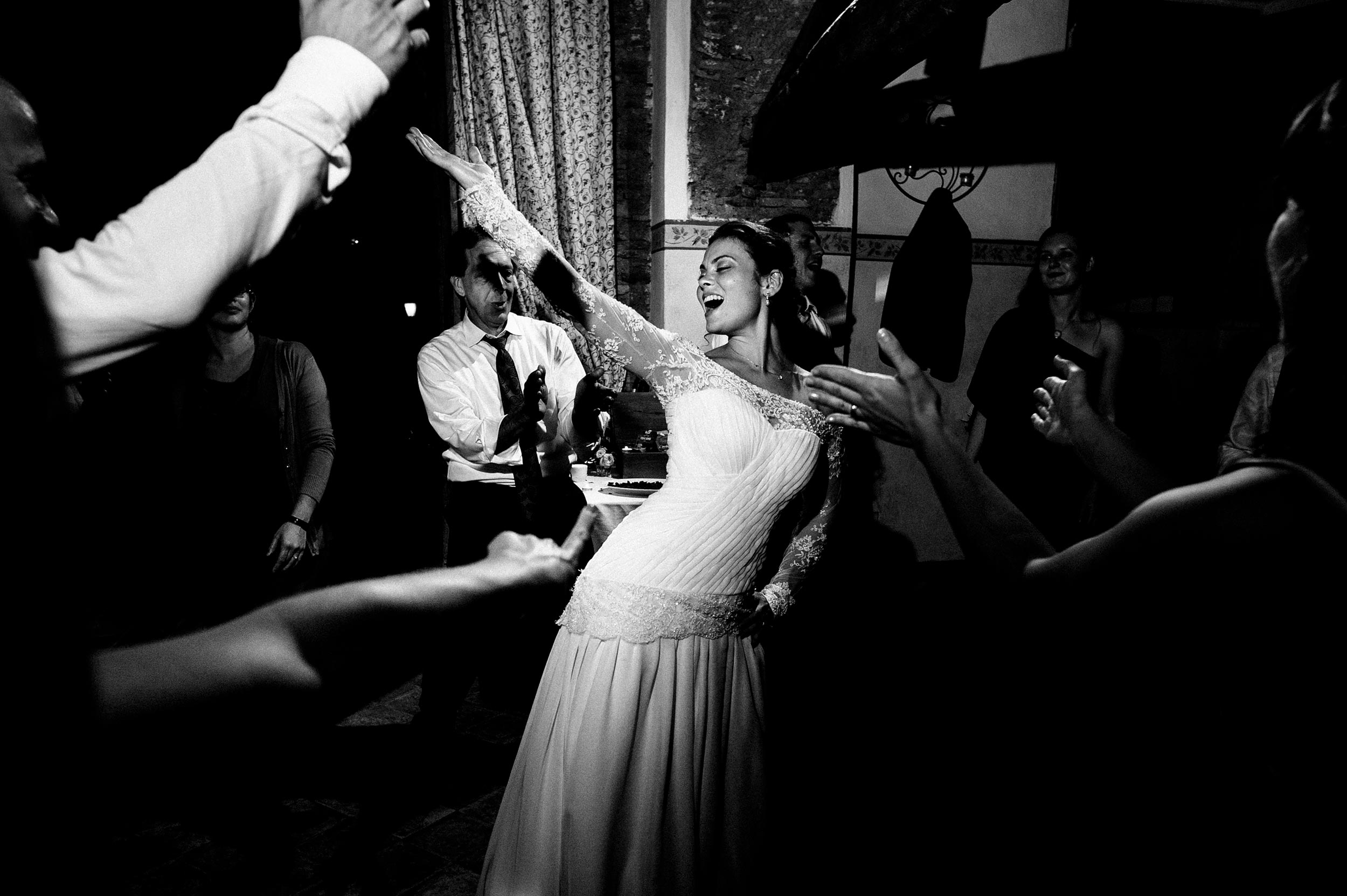 the bride dancing at night wedding in rome black and white wedding photography