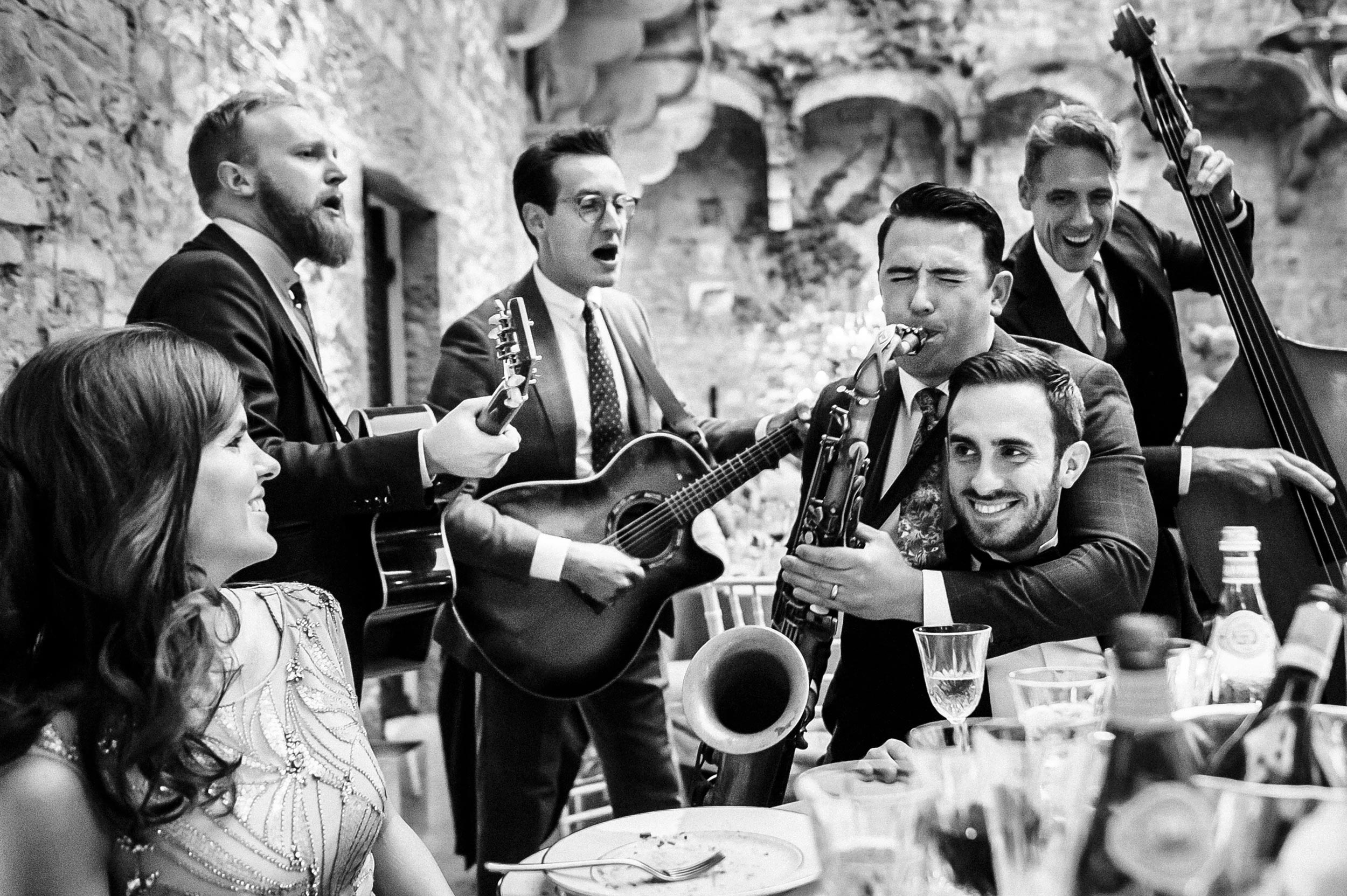 the london essential luxury music band playing in tuscany candid wedding photographer Alessandro Avenali
