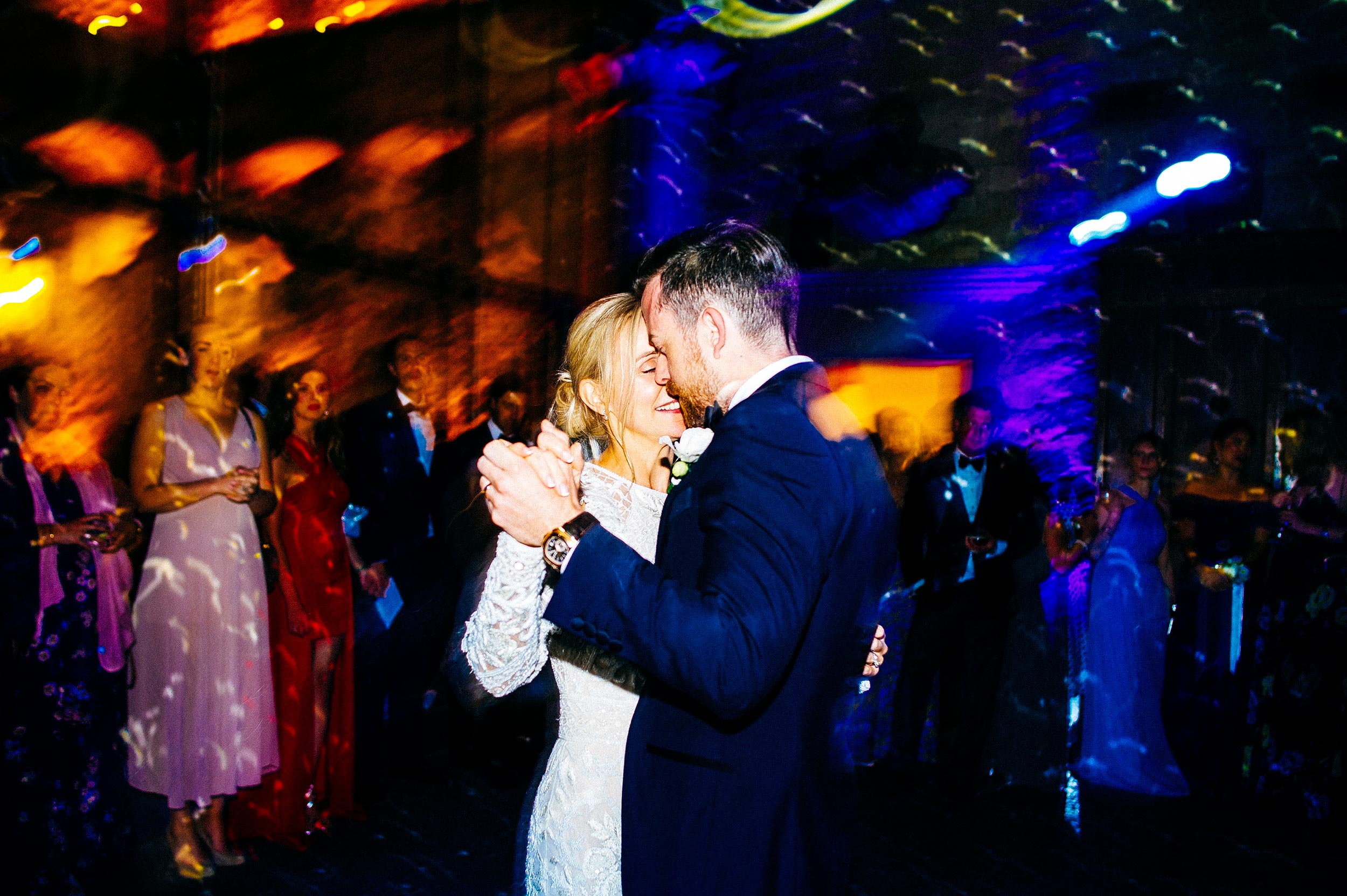 first dance bride and groom Tuscany Italy candid destination wedding photographer Alessandro Avenali