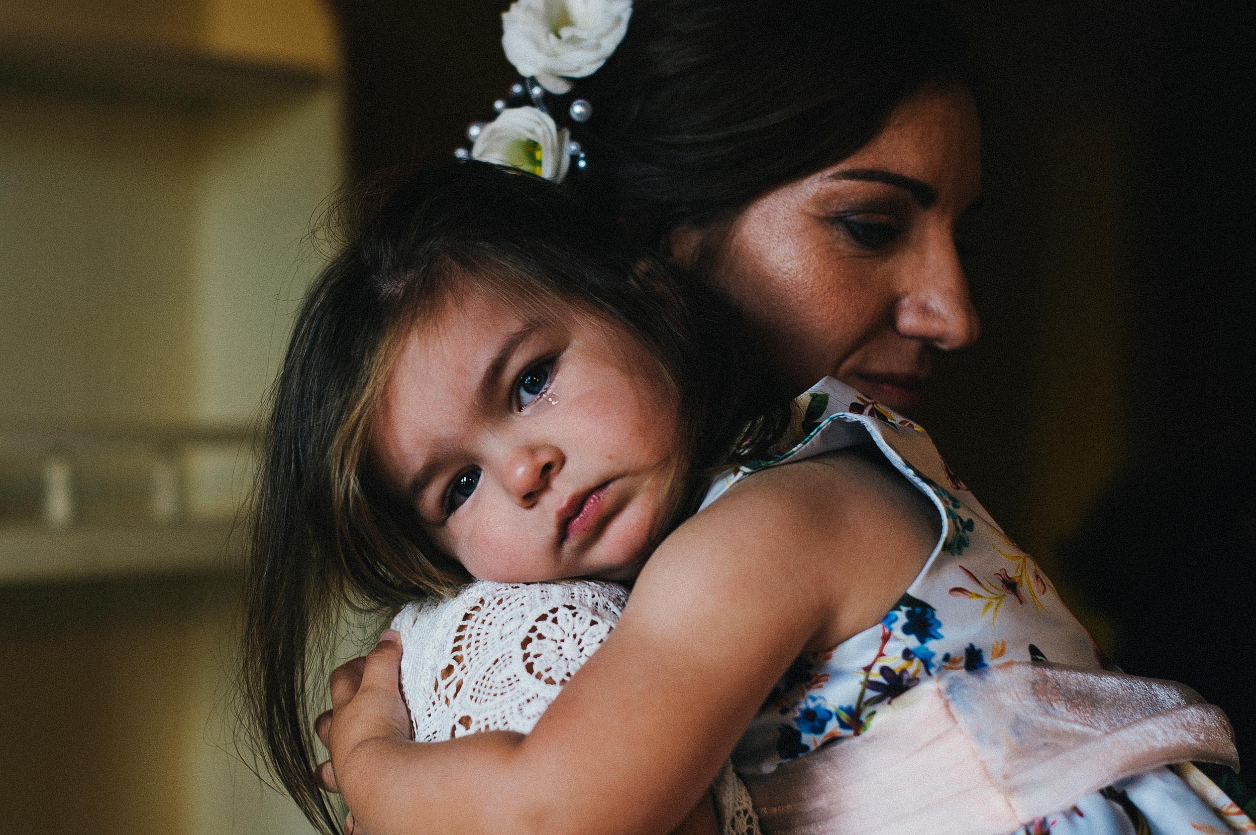 moms love girl with tear in her eye documentary wedding photography in tuscany by Alessandro Avenali