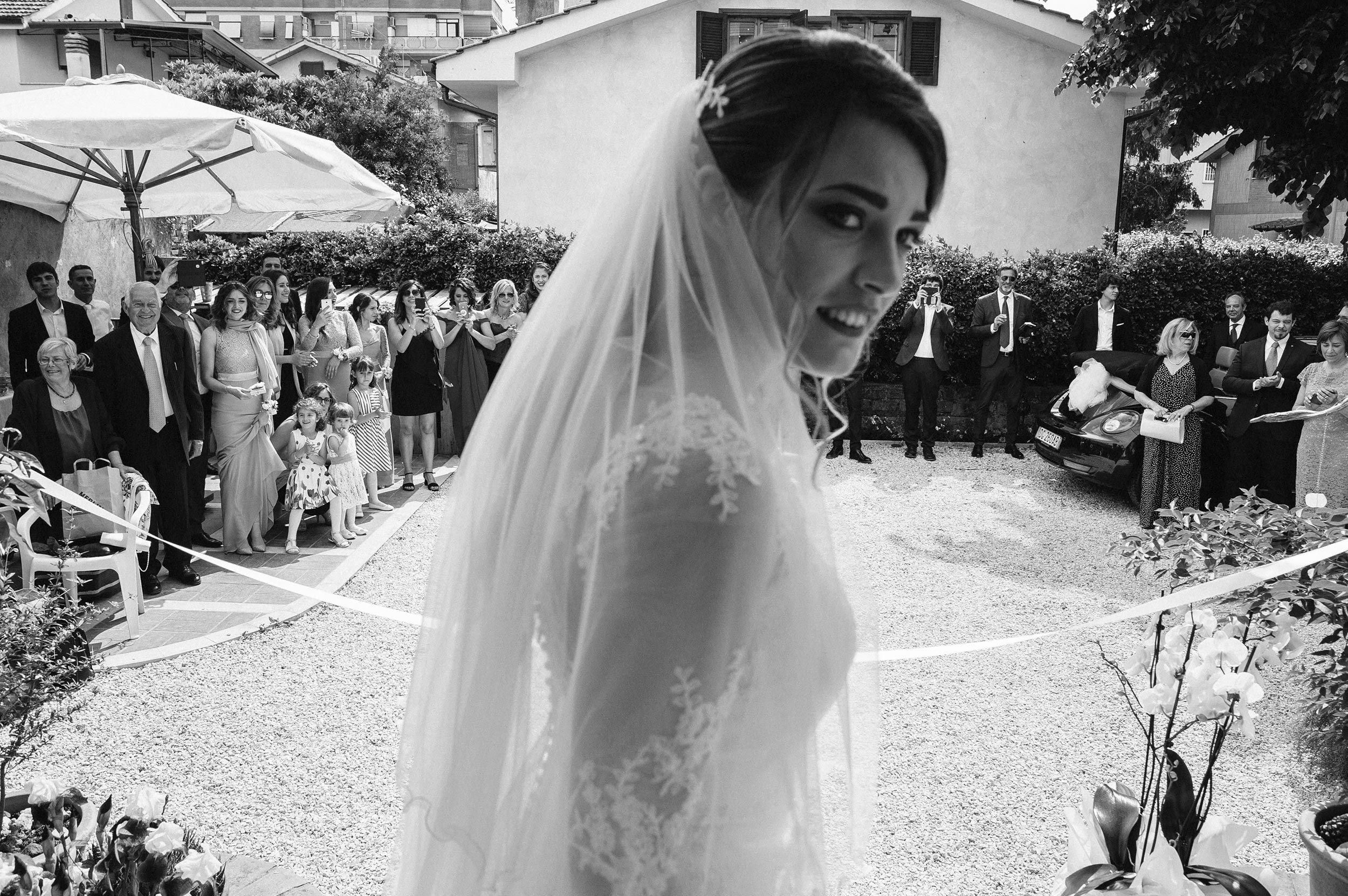 telling stories the bride black and white candid documentary wedding photography by Alessandro Avenali
