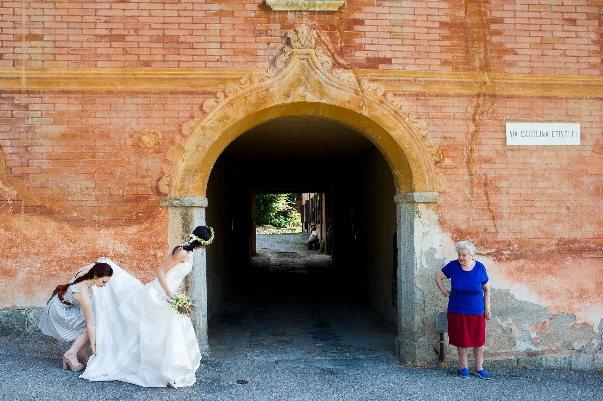wedding italy the bride await for the car while a woman stands pattern shapes colors