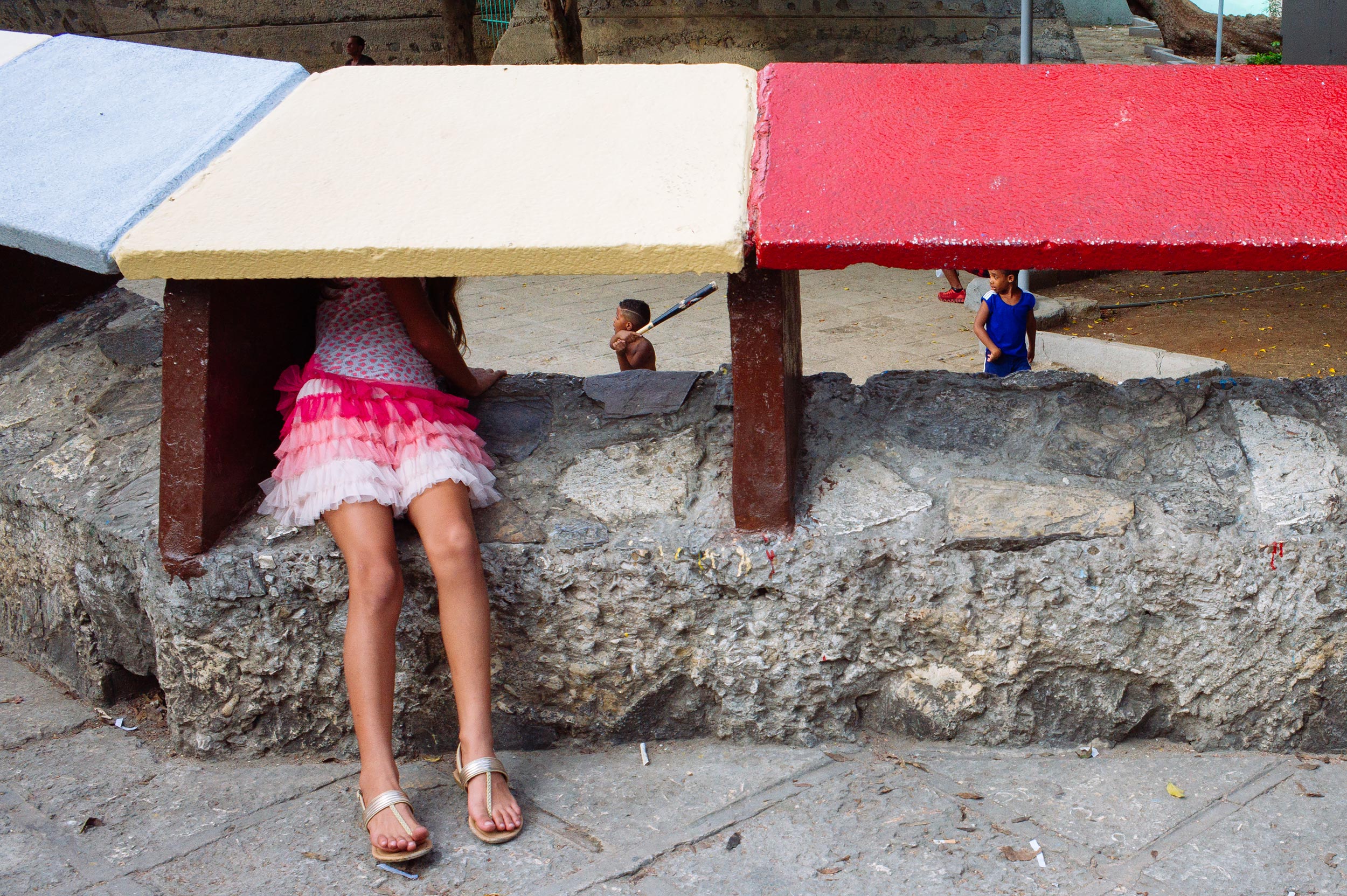 La Habana 2016 - Girl watches kids playing baseball