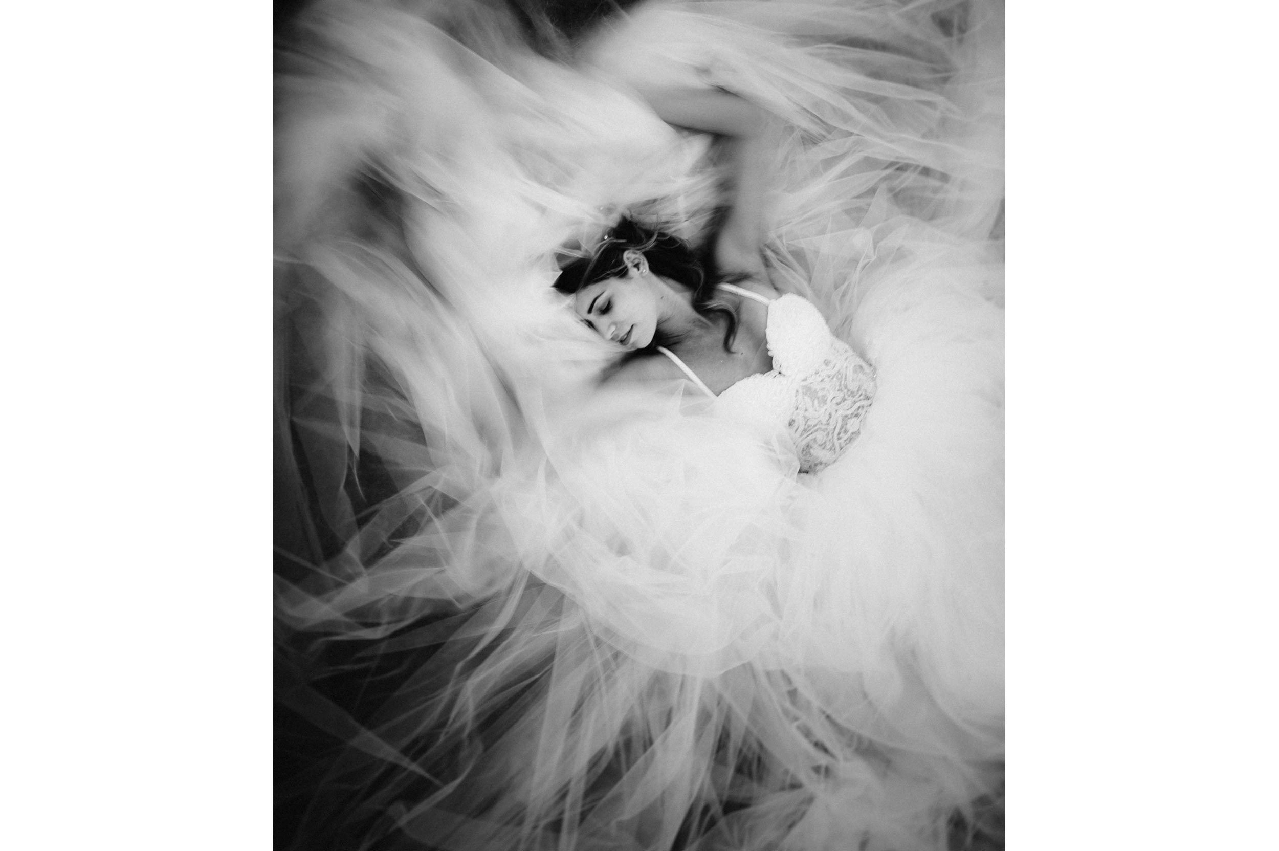 bridal dress portrait black and white wedding photography by Alessandro Avenali