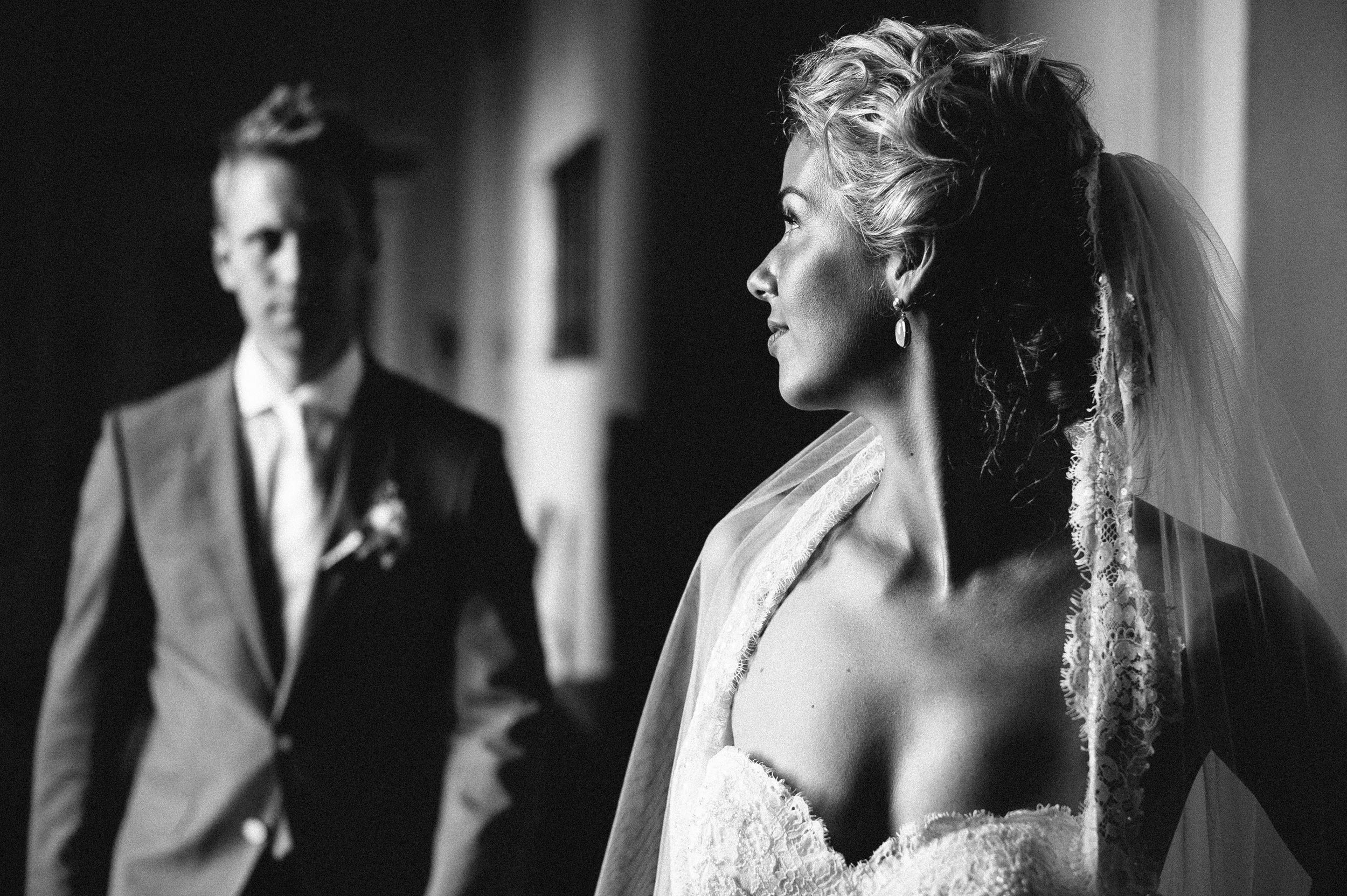 la dolce vita wedding italy castello di monterado black and white photography by Alessandro Avenali